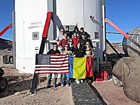 La tripulación de todos los estudiantes aterriza en la estación de investigación Mars