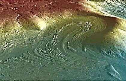 MROが火星に巨大な地下氷河を発見