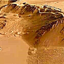 Tyčící se útesy na okraji Olympu Mons