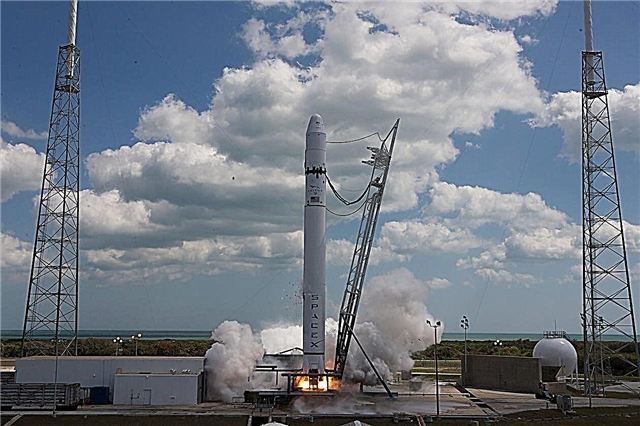 Teste bem-sucedido do motor disparando para o SpaceX Inaugural Falcon 9
