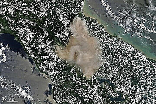 واو ، جبل سينابونغ الإندونيسي يحدث فوضى. هنا المنظر من الفضاء!