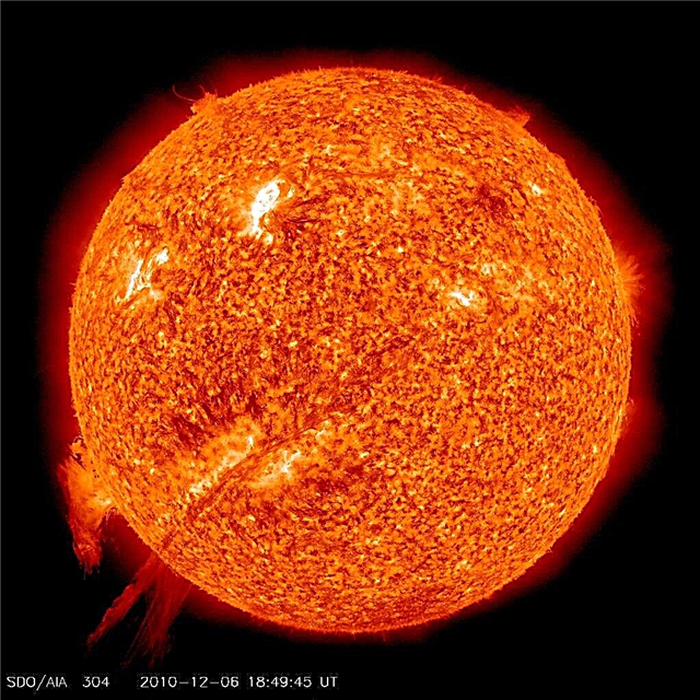 ब्रेकिंग न्यूज: एक विशाल लूपिंग सौर प्रमुखता देखें