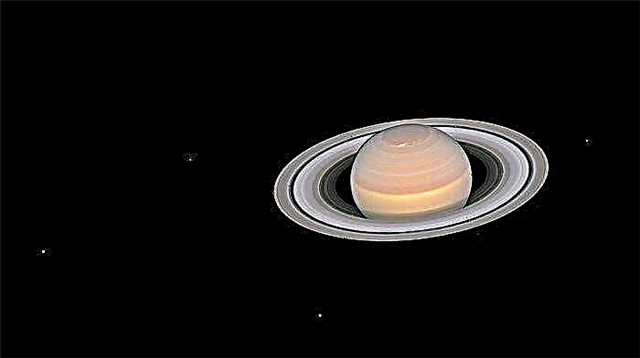 Totdat we weer een missie krijgen bij Saturnus, moeten we het doen met deze foto's die door Hubble zijn gemaakt