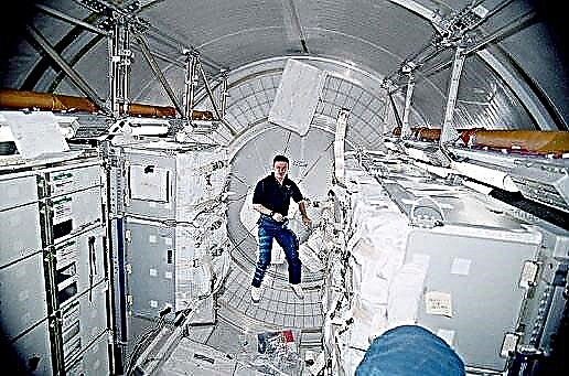 ISS para obter 'Man Cave' Completo com Robot Butler