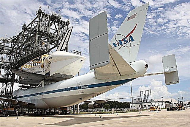 Shuttle Endeavor acoplado ao Jumbo Jet para o voo final