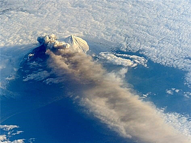 Fantastischer Blick auf den aktiven Pawlow-Vulkan von der Raumstation aus gesehen