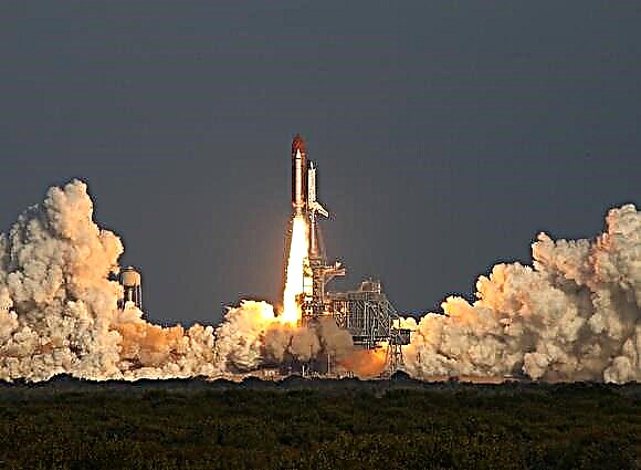 Lançamento do STS-133 na histórica missão final para a descoberta de ônibus