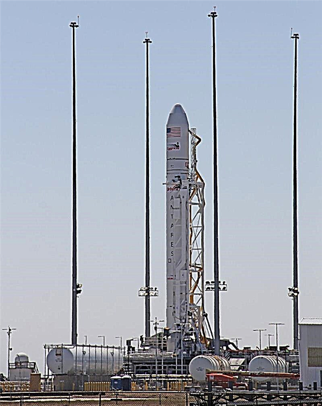 Antares Rocket erigido no Virginia Pad para lançamento inaugural em 17 de abril - Galeria de fotos