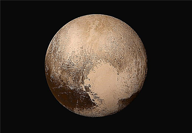 Več kot 100 km tekoče vode pod površjem Plutona