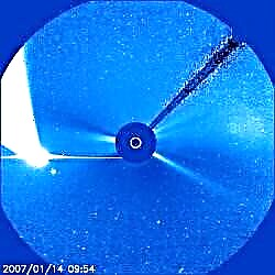 Komeet McNaught blaast door de weergave van SOHO