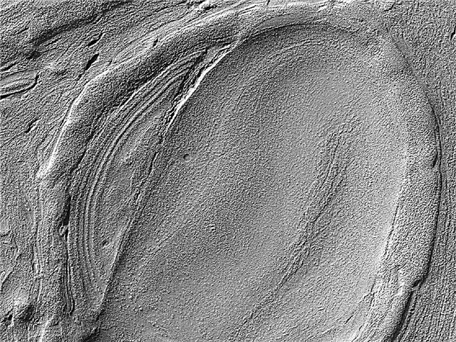 Eisskulpturen füllen die tiefsten Teile des Mars