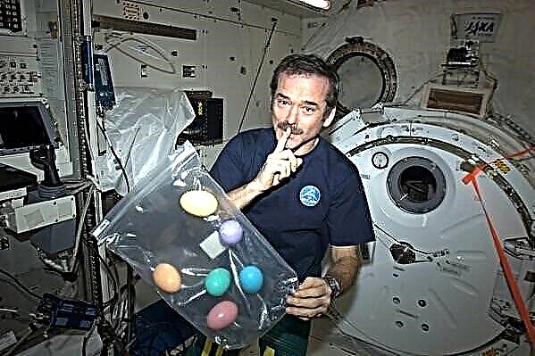 Feliz Domingo de Páscoa da ISS! Tripulação caça ovos de Páscoa e guloseimas