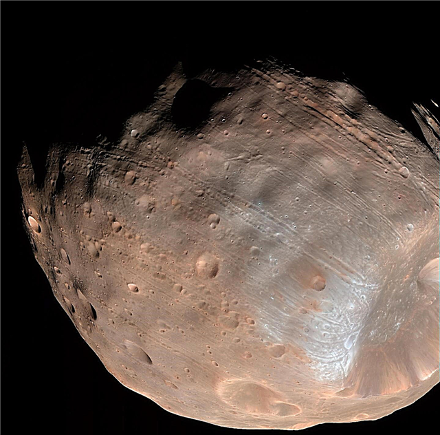 Το Mars Express τραβά φωτογραφίες του Phobos καθώς πετάει στο παρελθόν