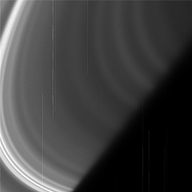 Cassini captura os anéis mais sombrios de Saturno