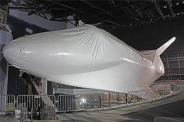 Plastikverpacktes Shuttle Atlantis für die große öffentliche Enthüllung im Juni geplant