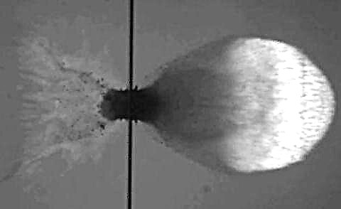 يجب أن تكون دروع المركبات الفضائية صعبة. ها هي رصاصة ألومنيوم تحطم درع بسرعة 7 كم / ثانية