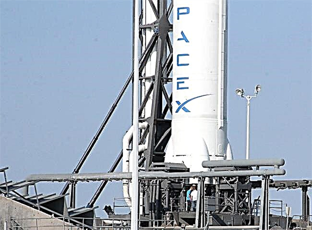 Os engenheiros da SpaceX correm para reparar os motores do lançamento em 22 de maio