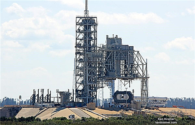 ביום T מינוס 1 יום מ- ISS Liftoff SpaceX מגלגל את פלקון 9 לכביש KSC 39A - 18 פברואר. צירי הצתה באישור רישיון FAA