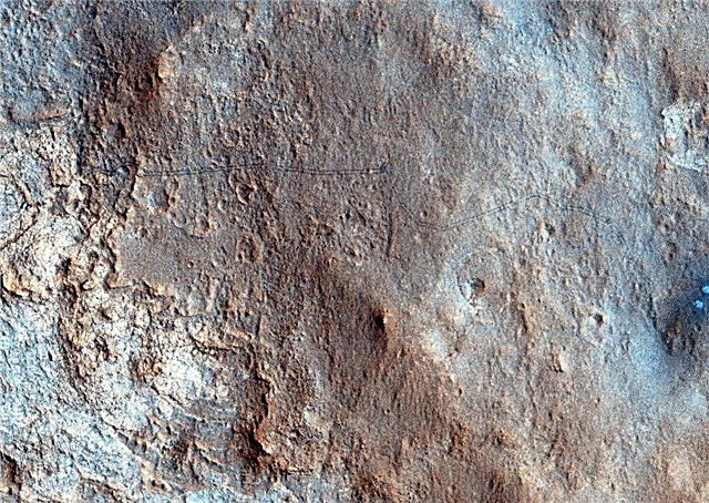 Eerste kleurenbeeld van Curiosity's Tracks from Orbit