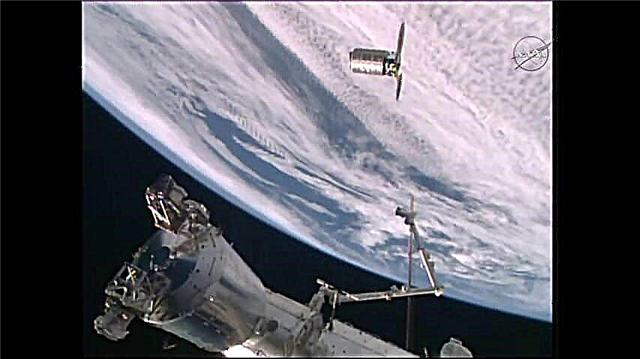 Doky Cygnus na stanici pro vánoční doručení, aby bylo možné úspěšně obnovit řetězec amerických dodávek