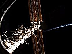 Shuttle Crew sanoo hyvästit, Undocks ISS: ltä