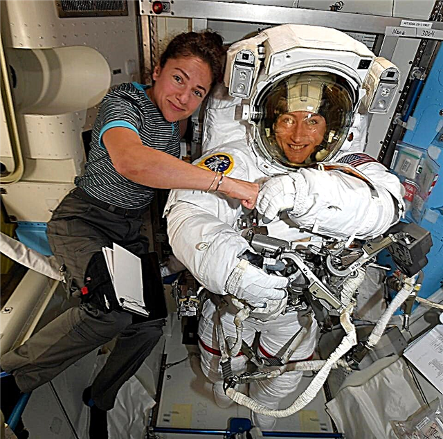 لديهم ملابس فضاء تناسب الآن. كريستينا كوتش وجيسيكا مائير سيران السير في الفضاء في 21 أكتوبر