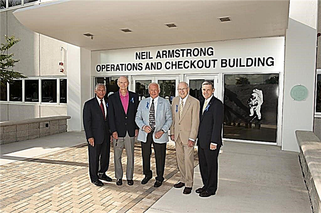 Historisk mänsklig rymdflygningsanläggning vid Kennedy bytt namn till hedern till Neil Armstrong - 1: a Man on the Moon