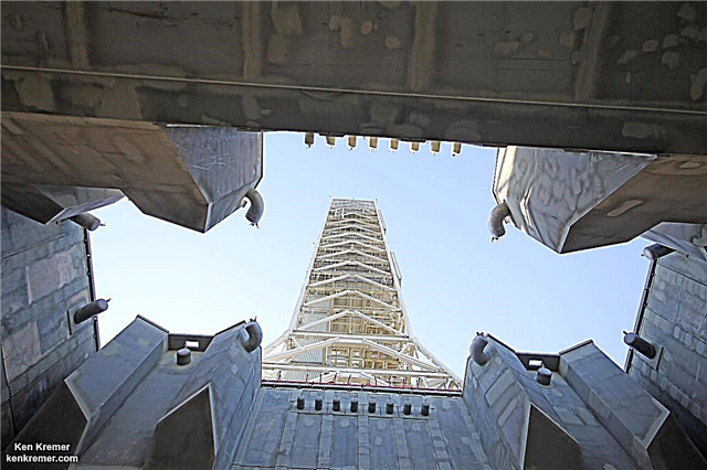 मोबाइल लॉन्चर ने नासा के मैमथ को लॉन्च करने के लिए to जर्नी टू मार्स रॉकेट ’लॉन्च किया