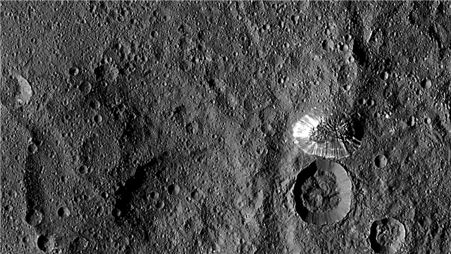 Ceres '"Pyramide" sieht genauer aus, aber helle Flecken bleiben ein Rätsel - Space Magazine