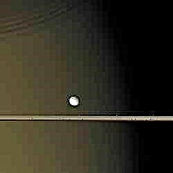 Encélado na frente de Saturno