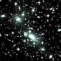 Gravitationslinsen Betrachten Sie Säuglingsgalaxien