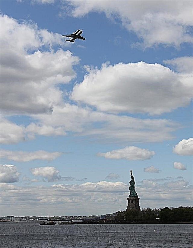 Millones hipnotizados por Shuttle Enterprise sobre Freedom's Beacon en Nueva York