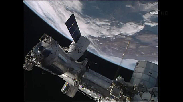 Rendez-vous et amarrage de la station spatiale du dimanche de Pâques pour SpaceX Dragon Freighter