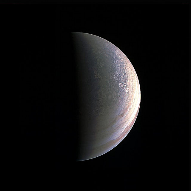 Juno zachycuje Jupiterovy Enthralling Poláky z 2 500 mil