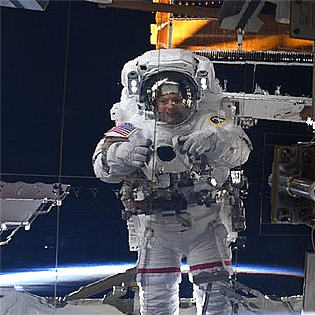 NASA Astronaut Jessica Meir se ujala kosmického Selfie a zachytila ​​její odraz ve vesmírné stanici