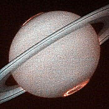 Cassini tìm thấy cực quang hồng ngoại bí ẩn mới