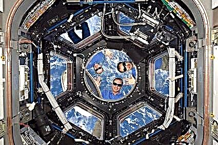 ISS Crew glömmer rymddräkter i april 1 EVA
