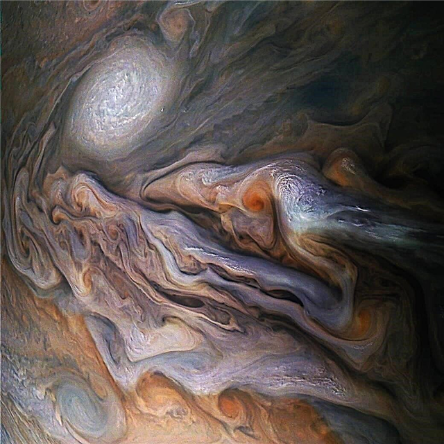 Otra bella imagen de Júpiter de Juno durante un sobrevuelo. Gran trabajo de Gerald Eichstadt y Sean Doran