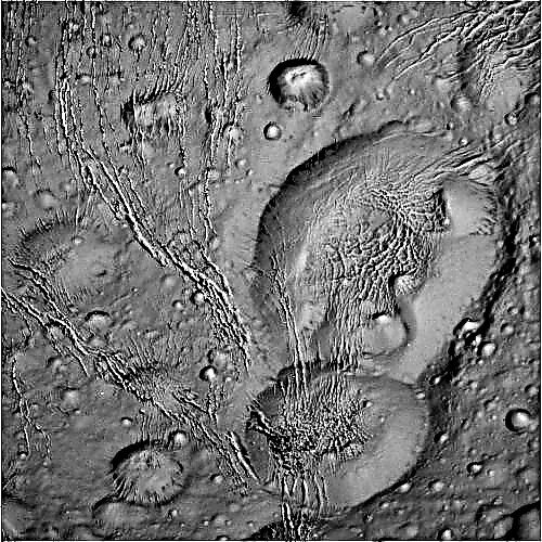 Cassini's Close Flyby of Enceladus Yields Mengejutkan, Mencerminkan Pencitraan