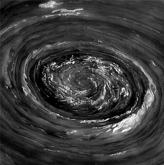 Otrolig rå bild av Saturnus virvlande nordpolen