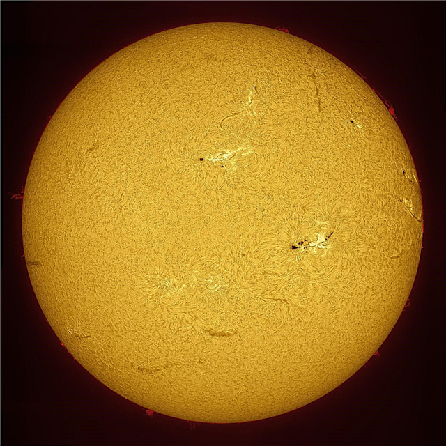 Giant Sunspot kääntyy maan päälle