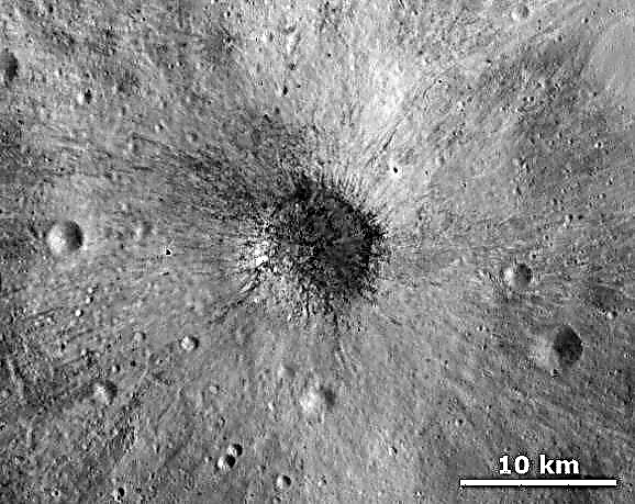 Cráter de luz y oscuridad inusual del asteroide