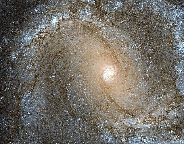 Messier 61 - NGC 4303 ierobežota spirālveida galaktika