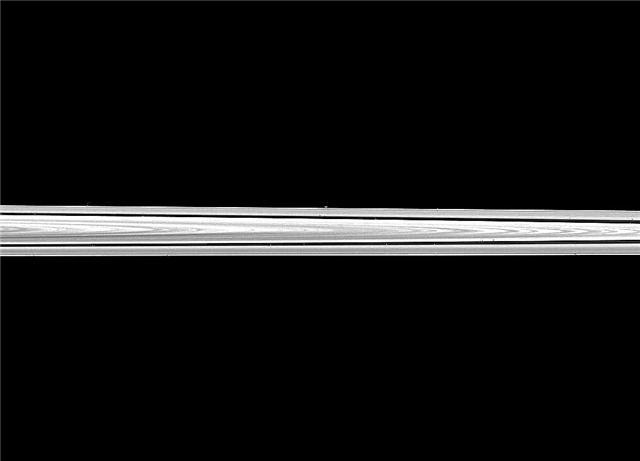 Търсенето на съкровища за Касини разкрива мъничък лунен атлас