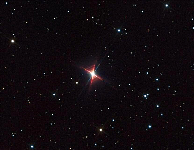 Astrofoto: Raudonasis stačiakampis kosmose