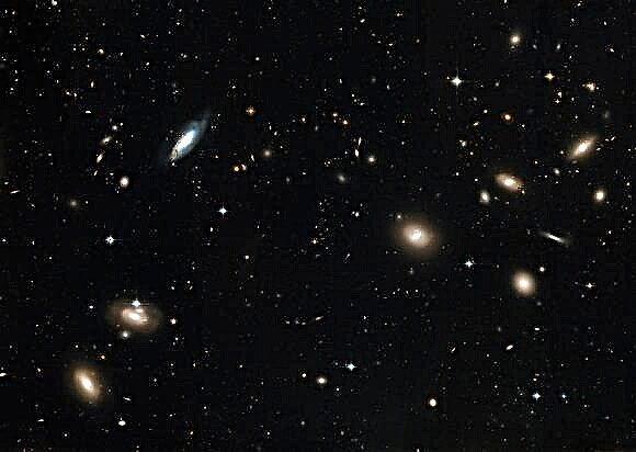 Hubble Memperbesar Dengan Koma Pada Cluster Galaxy
