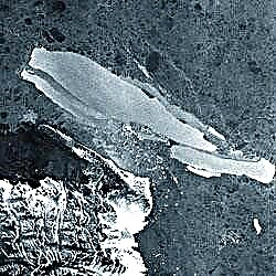 Didžiulis „B-15A Iceberg Breaks Up“
