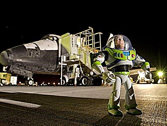 НАСА се забавлява малко с Buzz