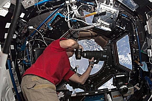 Kosmická stanice Astronauts Hangout s Earthlings (a Space Magazine!)