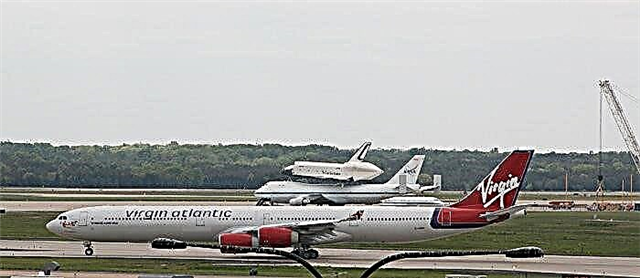 Enterprise atado en la cima del 747 y Delights Dulles Airport Flyers